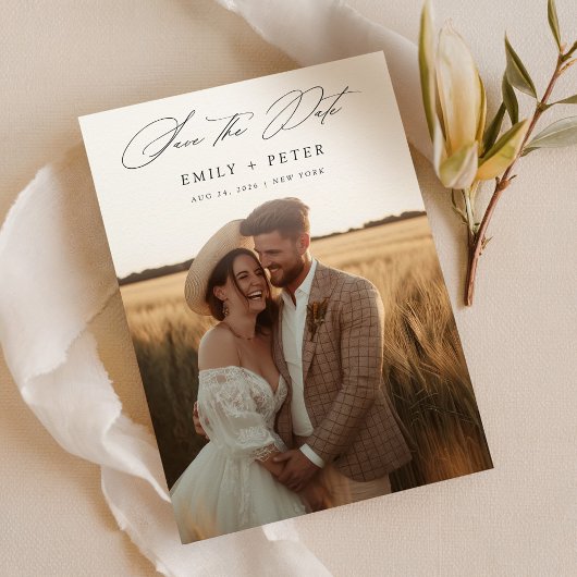 Moderne script minimalistische trouwfoto save the date