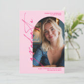 Moderne script neon roze afstudeerfoto afstuderen kaart (Staand voorkant)