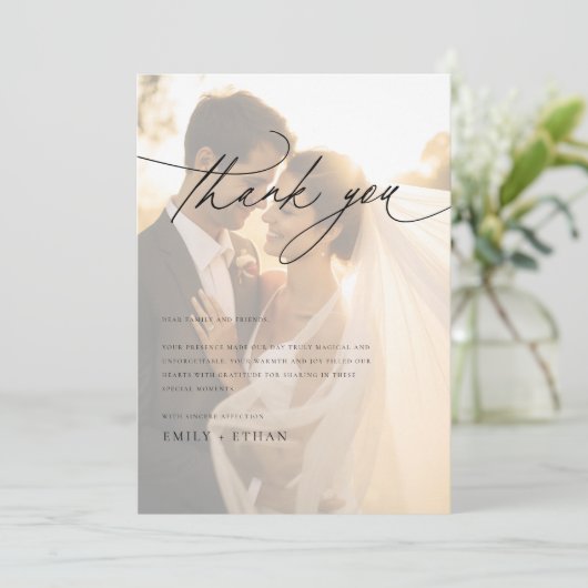 Moderne Script Overlay Foto Bruiloft Bedankkaart (Staand voorkant)