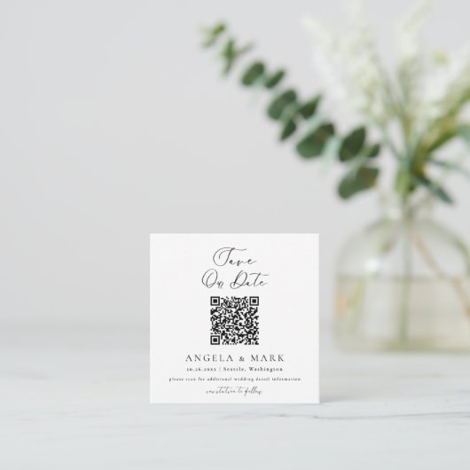 Moderne Script QR Code Save The Date Informatiekaartje (Staand voorkant)