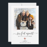 Moderne Script Quarantine Rose Goud Hart Zes Voet Feestdagenkaart<br><div class="desc">Zes voet van elkaar maar nog steeds in ons hart: Deze moderne kerstkaart is perfect voor dit onvolmaakte vakantieseizoen. Elegant, modern lettertype met "6ft apart maar nog steeds in ons hart" over een chic gedrukt rose goud hart en je eigen persoonlijke bericht met namen naast een zoete omkaderde familiefoto. De...</div>
