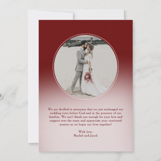 Moderne Script Rood 2-Photo Net Getrouwd Trouwen Aankondiging (Achterkant)