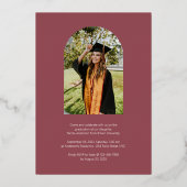 Moderne Script Roze Roze Afstudeerboog Foto Folie Uitnodiging (Achterkant)