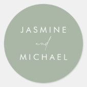Moderne Script Sage Groene Huwelijksenvelop Afdich Ronde Sticker (Voorkant)
