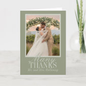 Moderne Script Sage Groene Trouwfoto Bedankkaart (Voorkant)