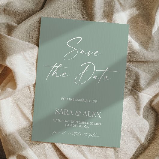 Moderne script sagegroene typografie trouwkaart sa save the date
