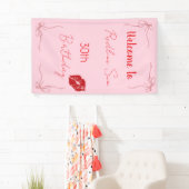 Moderne Script Sassy Roze Strik Verjaardags Welkom Spandoek (Insitu)
