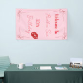 Moderne Script Sassy Roze Strik Verjaardags Welkom Spandoek (Beurs)