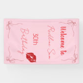 Moderne Script Sassy Roze Strik Verjaardags Welkom Spandoek (Horizontaal)