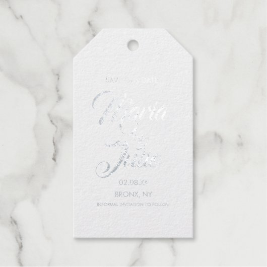 Moderne Script Save Our Date Dubbele Harten Zilver Cadeaulabels (Voorkant)