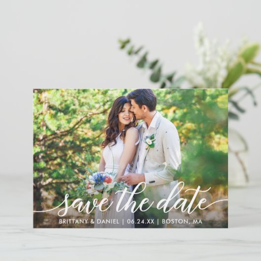 Moderne Script Save The Date Foto Met Kaart (Staand voorkant)