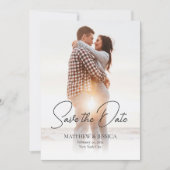 Moderne Script Simpel 2 Foto Huwelijk QR Code Save The Date (Voorkant)