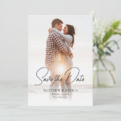Moderne Script Simpel 2 Foto Huwelijk QR Code Save The Date (Staand voorkant)