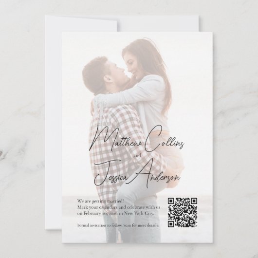 Moderne Script Simpel 2 Foto Huwelijk QR Code Save The Date (Achterkant)