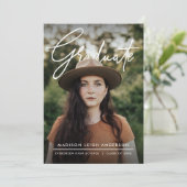 Moderne Script Simpele Foto Afstudeer Uitnodiging (Staand voorkant)