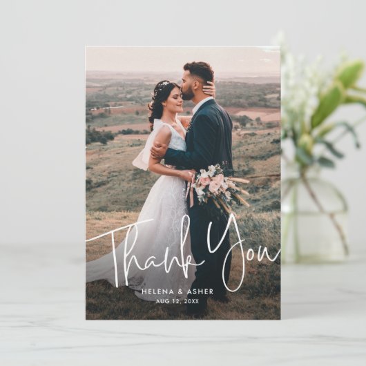 Moderne script Simple Wedding Photo Bedankkaart (Staand voorkant)
