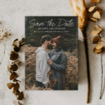 Moderne script Simple Wedding Photo Save The Date<br><div class="desc">Deze moderne, elegante, stijlvolle foto bewaart de datumaankondiging kenmerkt hand geschreven manuscript wit sparen de datum, minimale klantgerichte tekstdetails en foto op de voorzijde. De rug heeft een plaats voor een extra foto en een persoonlijk bericht. U kunt de steekproeftekst met uw details bijwerken of u kunt om het even...</div>