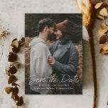 Moderne script Simple Wedding Photo Save the Date Magnetische Uitnodiging<br><div class="desc">Deze moderne,  elegante,  stijlvolle foto bewaart de datumaankondiging kenmerkt hand geschreven manuscript wit sparen de datum,  minimale klantgerichte tekstdetails en foto op de voorzijde. De achterkant is magnetisch. Klik op de knop Bewerken om dit ontwerp aan te passen aan uw behoeften.</div>