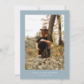 Moderne Script Stofblauw Foto Baby Shower Kaart (Achterkant)