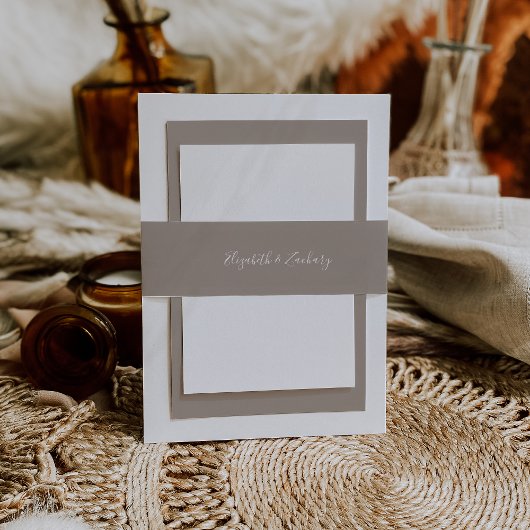 Moderne script taupe bruiloft uitnodigingen wikkel