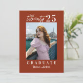 Moderne Script Terracotta Foto Graduation Party Kaart (Staand voorkant)