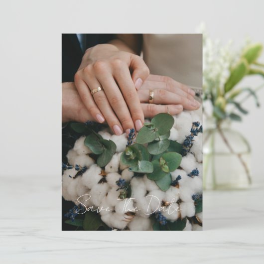 Moderne Script Trouwfoto Save The Date (Staand voorkant)