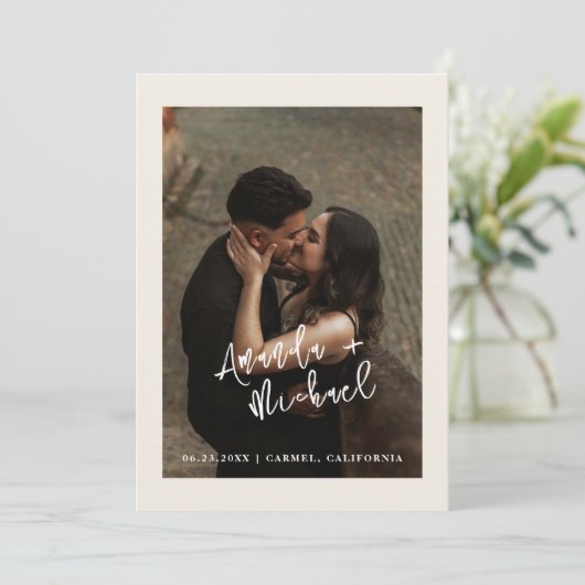 Moderne Script Trouwfoto Save The Date (Staand voorkant)