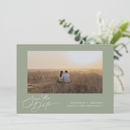 Moderne Script Trouwwebsite Sage Foto Save The Date (Staand voorkant)