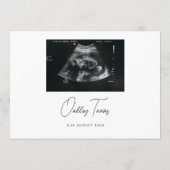 Moderne Script Tweeling Minimalistische Baby Zwang Aankondiging (Achterkant)