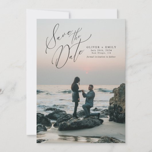 Moderne Script Typografie Bruiloft Save the Date Kaart (Voorkant)