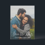 Moderne Script Typografie Foto Elegant Huwelijk Save The Date<br><div class="desc">Moderne trouwfoto met een eenvoudig ontwerp met elegante script typografie over je favoriete verticale foto.  Op de achterkant staan twee vierkante foto's samen met je persoonlijke bericht in zwart-wit.</div>
