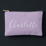 Moderne script typografie naam Eenvoudige Orchidee Etui<br><div class="desc">Deze elegante accessoiretas heeft een moderne script typografie naam in zacht lila paars met een delicate bloemaccent. Perfect voor het ordenen van make-up, reisessentials of als een chic additioneel onderdeel van je tascollectie, het combineert eenvoud met een unieke toets van verfijning. Ideaal voor degenen die houden van minimalistische stijl met...</div>