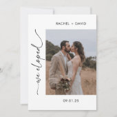 Moderne Script Wij Verliefden Foto Trouwreceptie Kaart (Voorkant)