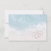 Moderne Script Zand Hartjes Strand Bruiloft RSVP Kaartje (Achterkant)