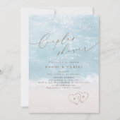 Moderne Script Zand Hartjes Strand Koppels Bruilof Kaart (Voorkant)
