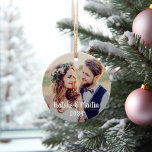 Moderne scriptbride en bruideweddenfoto ornament<br><div class="desc">Het eenvoudige en elegante ontwerp van het foto-ornament voor de eerste gehuwde Kerstmis van een pas echtpaar kenmerkt moderne douane witte manuscriptmonogram voor namen en het jaar dat aan om het even welke doopvont of kleur kan worden aangepast. Omvat twee verschillende trouwfoto's op elke kant van het ornament, of één...</div>