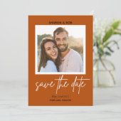 Moderne scriptfoto terracotta save the date (Staand voorkant)