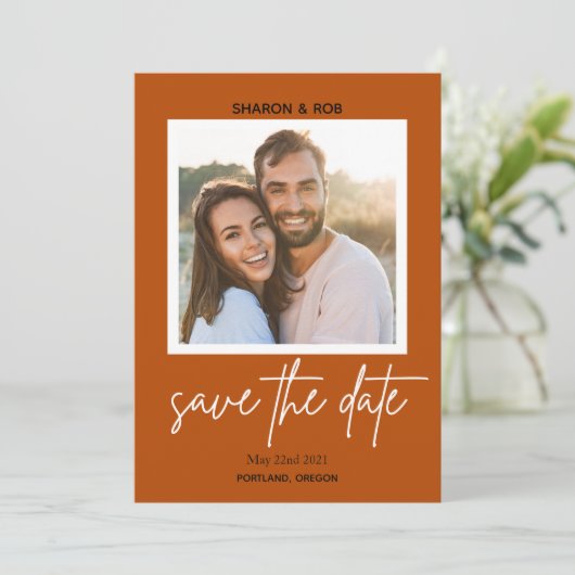 Moderne scriptfoto terracotta save the date (Staand voorkant)