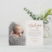 Moderne Scriptie Foto Baby Bedankkaart (Staand voorkant)