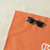 Moderne scriptnaam Zomerstrand Esthetiek Oranje Strandlaken (In situ)