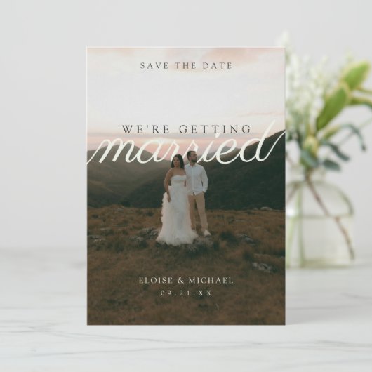 Moderne scripttypografie foto save the date (Staand voorkant)