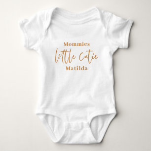 Moderne scripttypografie kleine cutie baby romper
