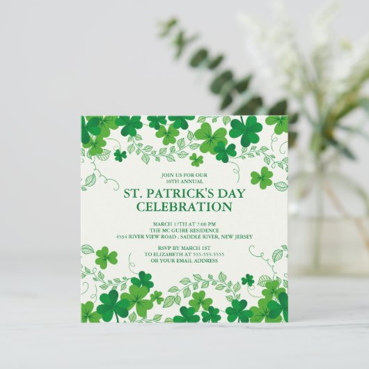 Moderne Shamrock St. Patrick's Party Uitnodiging (Staand voorkant)