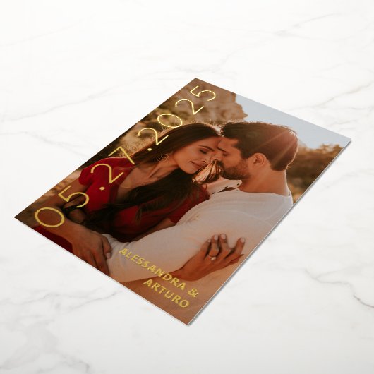 Moderne Sideways Datum Faux Vellum sparen de Datum Folie Uitnodiging (Gedraaid)