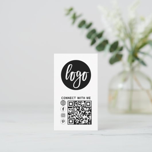 Moderne Simple Black White Logo Photo QR-code Visitekaartje (Staand voorkant)