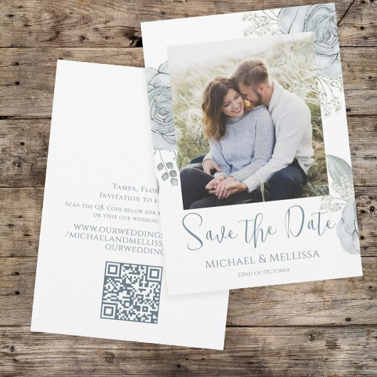 Moderne Simple Chic Dusty Blue Floral Foto QR Code Save The Date