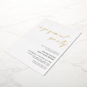 Moderne Simple Script Folie Engagement Party Folie Uitnodiging (Gedraaid)
