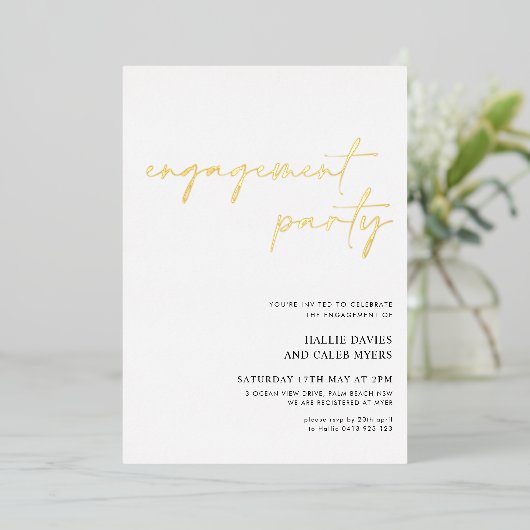 Moderne Simple Script Folie Engagement Party Uitnodiging (Staand Voorkant)