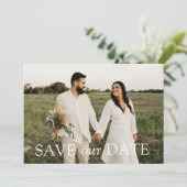 Moderne & Slanke Typografie Bruiloft Bewaar onze D Kaart (Staand voorkant)