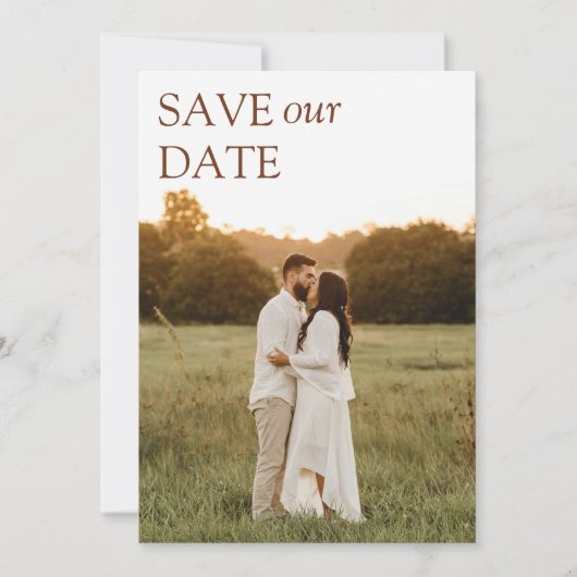 Moderne & Slanke Typografie Bruiloft Bewaar onze D Kaart (Voorkant)